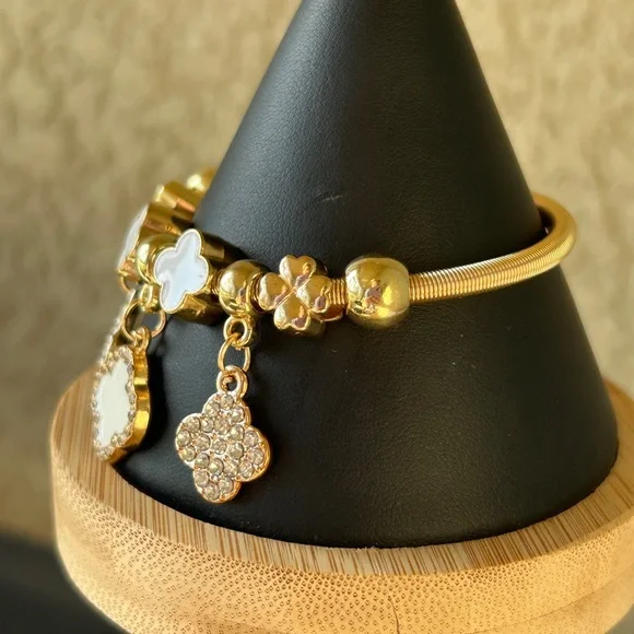 Stylish Gold and White Clover Stretch Bracelet - Picture 3 of 6